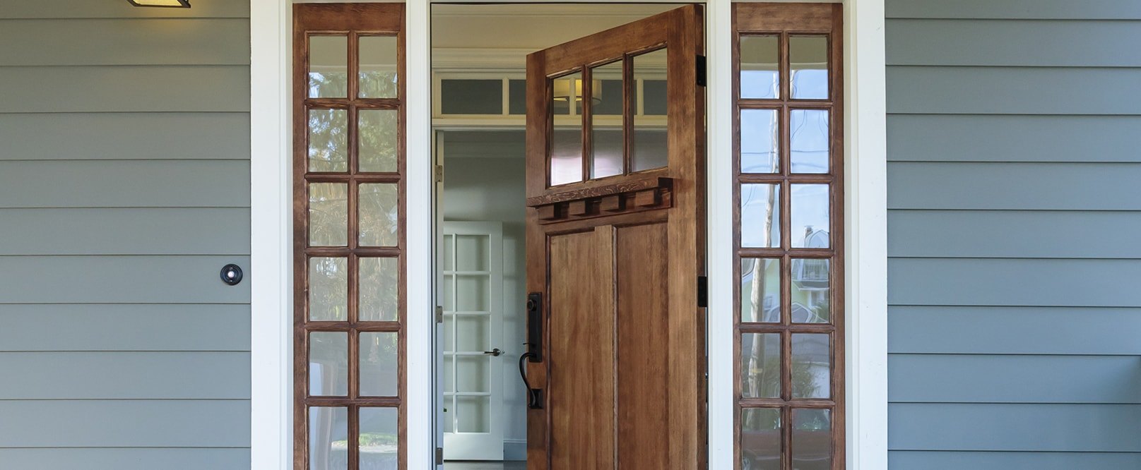 La porte de bois ouverte, symbole d’un nouveau départ