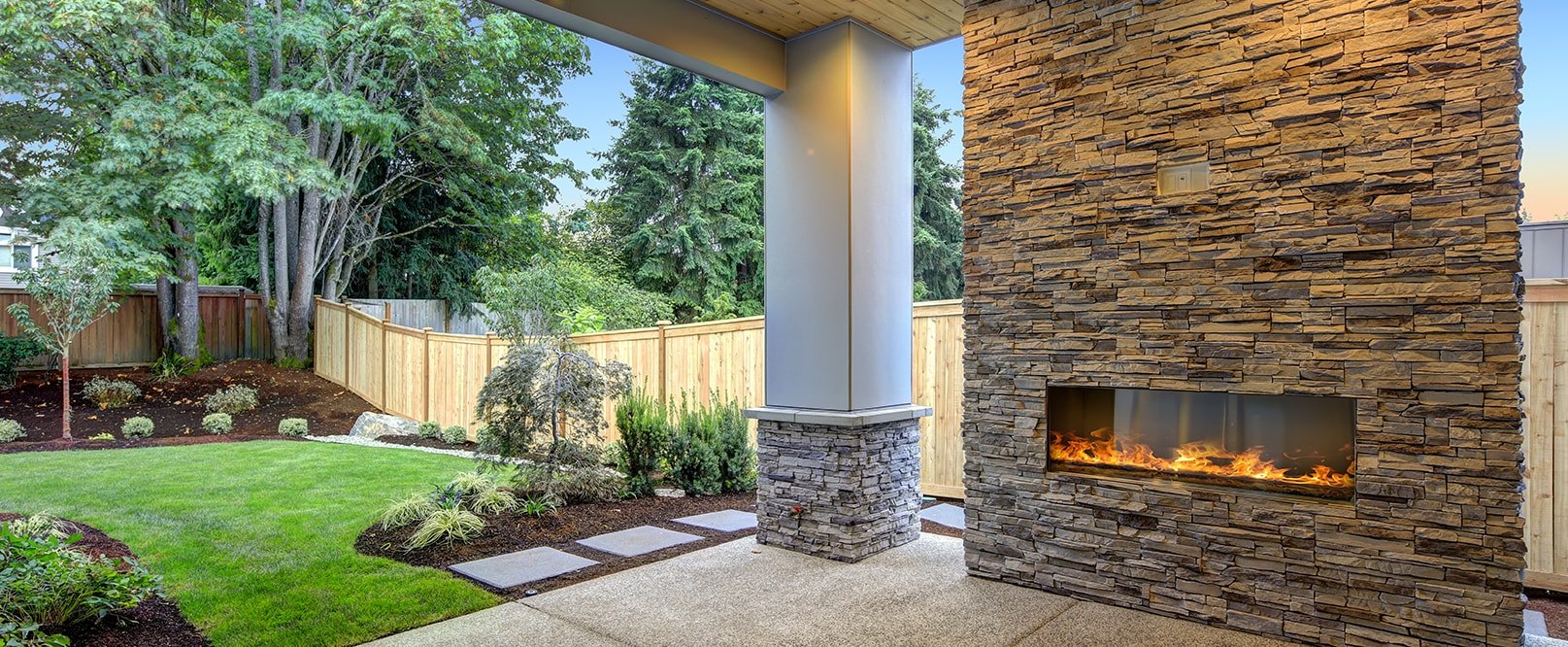 Terrasse aménagée avec un foyer extérieur